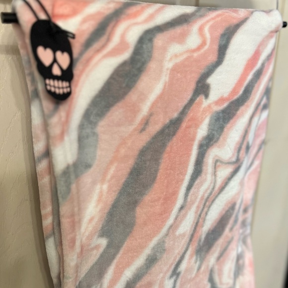 🩷🩷NWT-BETSEY JOHNSON SUPER SOFT ULTRA PLUSH THROW BLANKET🩷🩷 - Picture 6 of 8